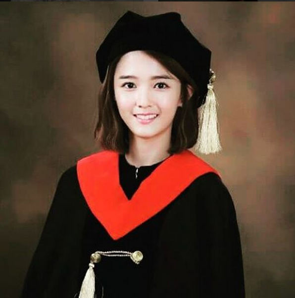 Running Man》南宝拉清纯毕业照受关注( '' , '