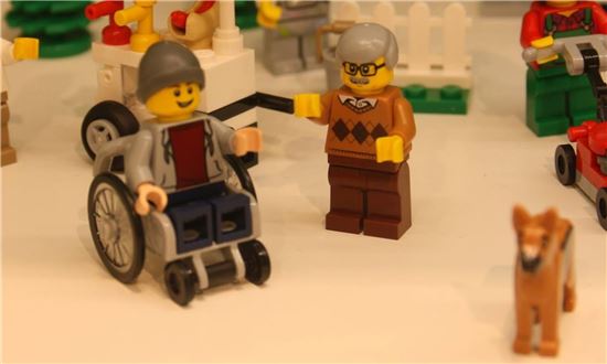 ▲영국 일간 가디언은 지난 1월 28일 레고그룹이 최근 독일에서 열린 장난감박람회에서 털모자를 쓰고 휠체어에 앉아 애완견과 산책하는 장애인 남자 모형을 공개했다고 보도했다.(사진=Promobricks’ image from Nuremberg toy fair)