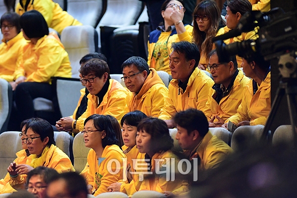 국회 탄핵소추안 가결을 방청석에서 지켜보던 세월호 유가족들 | 인스티즈
