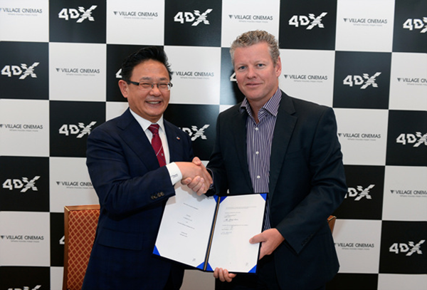 ▲CJ 4DPLEX 최병환 대표(왼)와 호주 빌리지 시네마 CEO 커크 에드워즈가 상영관 오픈 계약을 체결하고 있다.(사진제공=CJ CGV)