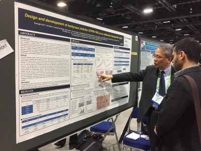 ▲에스티팜 관계자가 ‘2017 AACR Annual Meeting’에서 발표한 신약 후보물질의 전임상 연구결과에 대해 학회 참석자에게 설명하고 있다.  