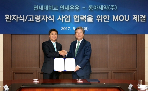 ▲홍복기 연세우유 CEO(왼쪽)와 최호진 동아제약 사장