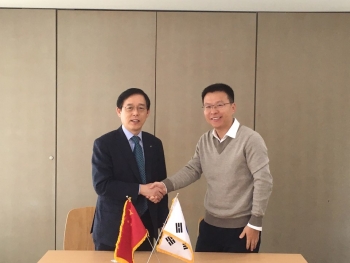 ▲김영필 녹십자엠에스 대표(왼쪽)와 마이크 딩 Tianjin Times ENUO Technology 대표