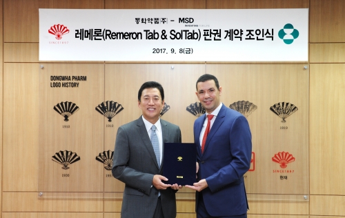 ▲손지훈 동화약품 대표이사(왼쪽)와 아비 벤쇼산 한국MSD 대표