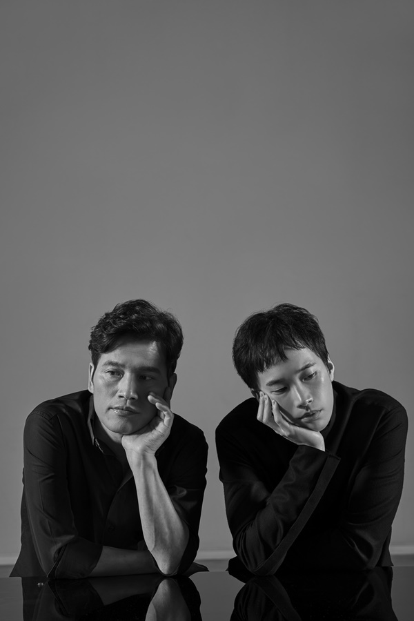 ▲소리꾼 한승석(왼쪽) 작곡가 정재일(사진=블루보이)
