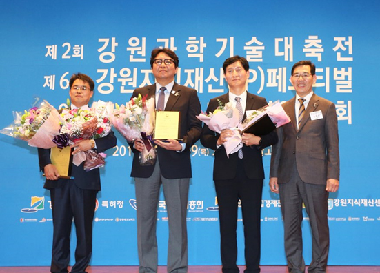 ▲제 9회 IP 경영인 대회 대상 수상자 젬백스앤카엘 송형곤 대표이사(왼쪽에서 두 번째) 
