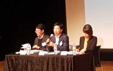 ▲양병국 대웅바이오 대표(가운데)가 지난 9일 열린 기자간담회에서 