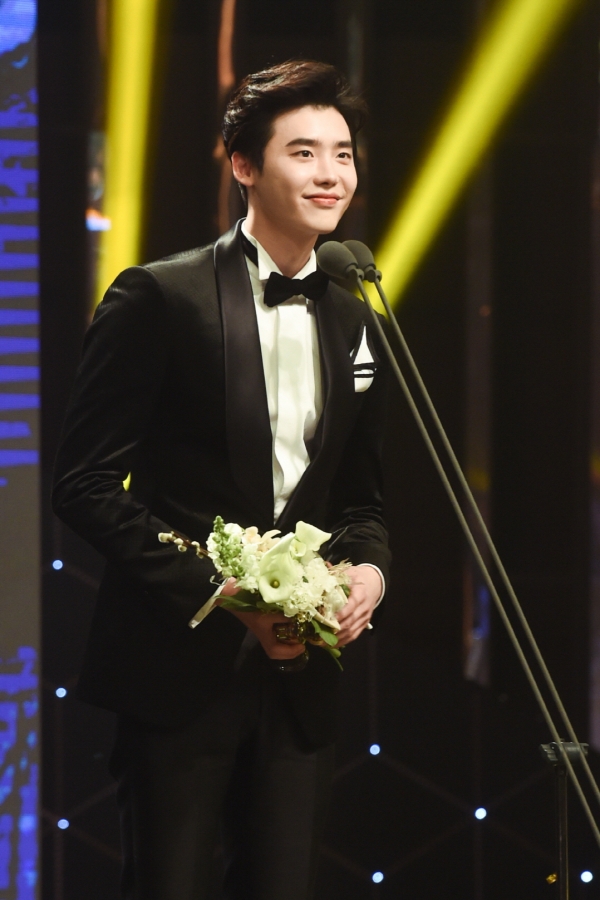 ▲지난해 MBC 연기대상에서 대상을 수상한 배우 이종석(사진=MBC)