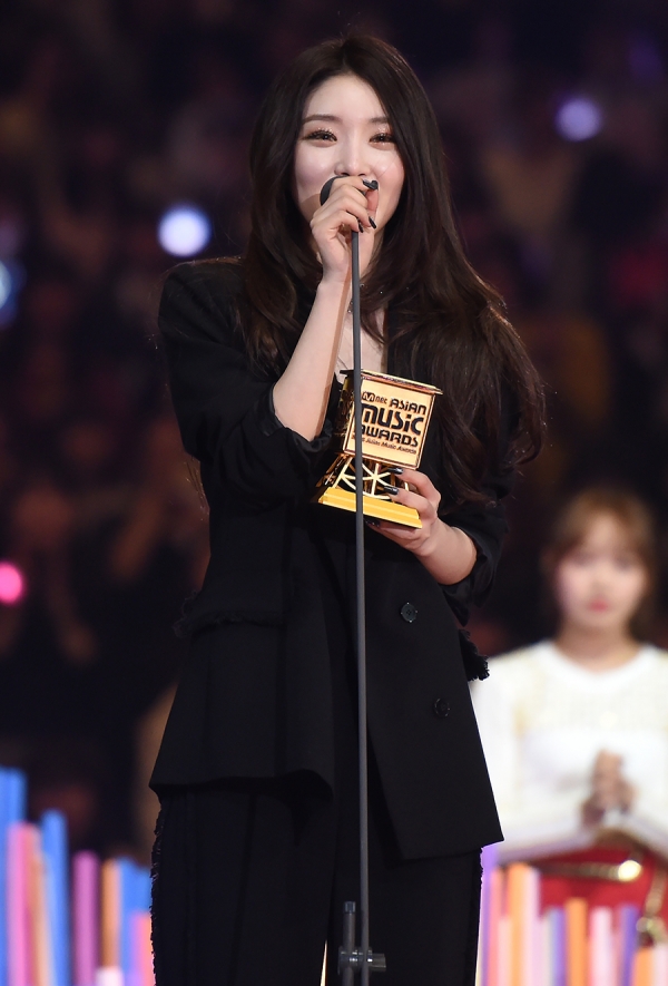 ▲'2017 MAMA'에서 '베스트 오브 넥스트'를 수상한 가수 청하(사진=CJ E&M)