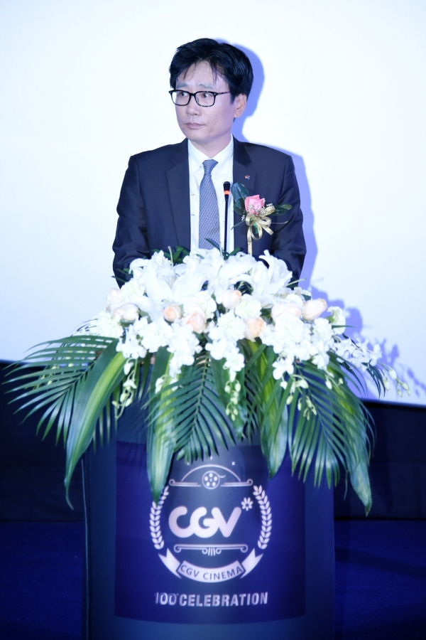 ▲CJ CGV 중국법인장 장경순 상무가 중국 100호점 CGV상하이 베이와이탄 오픈식에서 인사말을 건네고 있다.(사진=CJ CGV)