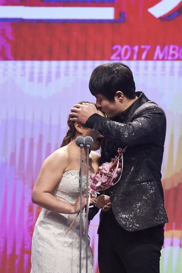 ▲'2017 MBC 방송연예대상'에서 베스트 커플상을 수상한 개그우먼 박나래(왼쪽)와 웹툰작가 기안84(사진=MBC)