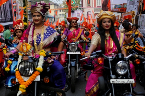 ▲지난달 인도 마하라슈트라주 뭄바이에서 열린 새해맞이 축제 ‘구디 파드와’에 참여한 여성들이 전통의상을 입은 채 오토바이를 타고 있다. 인도 여성의 사회·경제 활동 참여가 늘면서 소비 시장이 이들을 주목하고 있다. 마하라슈트라/로이터연합뉴스