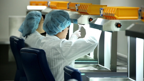 삼성바이오로직스 직원들이 완제의약품에 대한 이물질검사를 하고있는 있다. 삼성바이오로직스 제공.