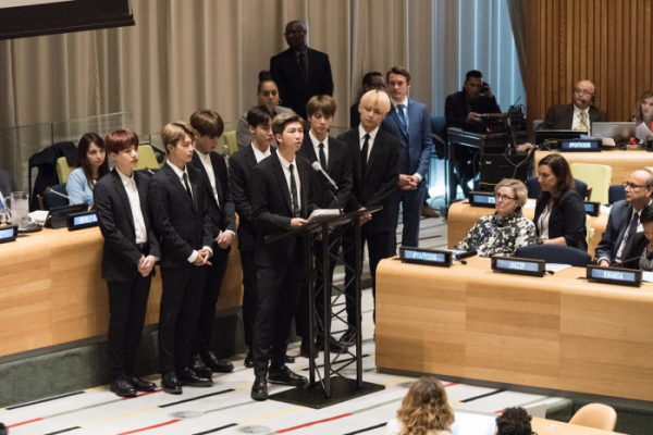 ▲On 24 September 2018 at the United Nations Headquarters (UNHQ) in New York, global pop group BTS who are UNICEF supporters at the launch of Generation Unlimited at Youth 2030, a High-Level event at the 73rd session of the UN General Assembly, which opened on 18 September at UNHQ.In September 2018, the world stands at the brink of defining demographic changes. More than 1.8 billion adolescents and young people ages 10-24 are poised to assume leadership roles in families, workplaces and communities. Nearly 60 per cent of them live in low-income and lower-middle-income countries many of which struggle to provide basic services and opportunities. By 2030, there will be nearly 2 billion young people aged 10 to 24, over 65 per cent will be 15 to 24. This significant population of young people, must learn to deal with a very different world, and can offer an unprecedented opportunity to improve lives, nations and economies. In countries where the working-age population grows larger than the dependent population, there is a potential for demographic dividend. When this large working-age population is constructively employed, overall productivity rises, standards of living improve and investment in human capital increases. With education, skills and empowerment, young people can make the most of their talents and potential  and contribute to the peace and prosperity of their communities.  A changing global economy is putting onus on them to acquire skills aligned with dynamic labour needs at a time when many education systems are struggling to deliver better learning outcomes. These skills are also in transition, as digitalisation and technological change makes many jobs vulnerable to automation, while at the same time creating new opportunities for those with adaptable knowledge and skills.(사진=유니세프)