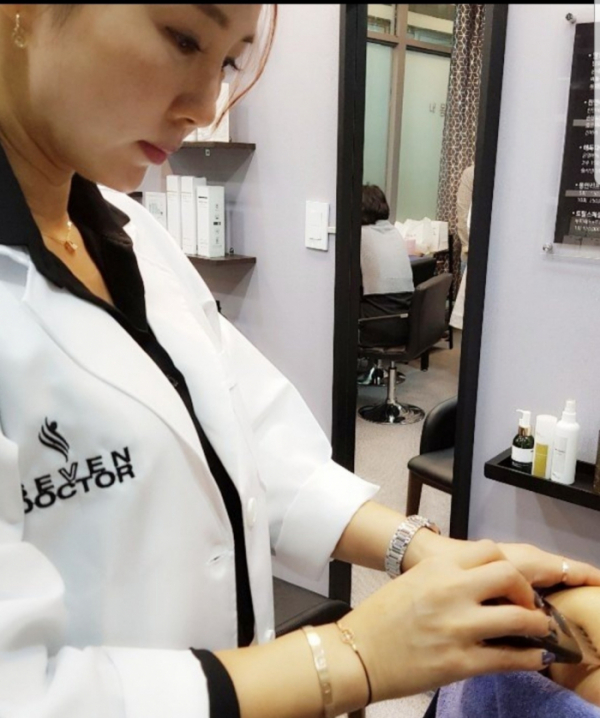▲'세븐닥터' 두피케어법은 중장년들 뿐만 아니라 다양한 연령층의 탈모 고민을 해결하는 데 도움을 주고 있다.(세븐닥터 의정부점)