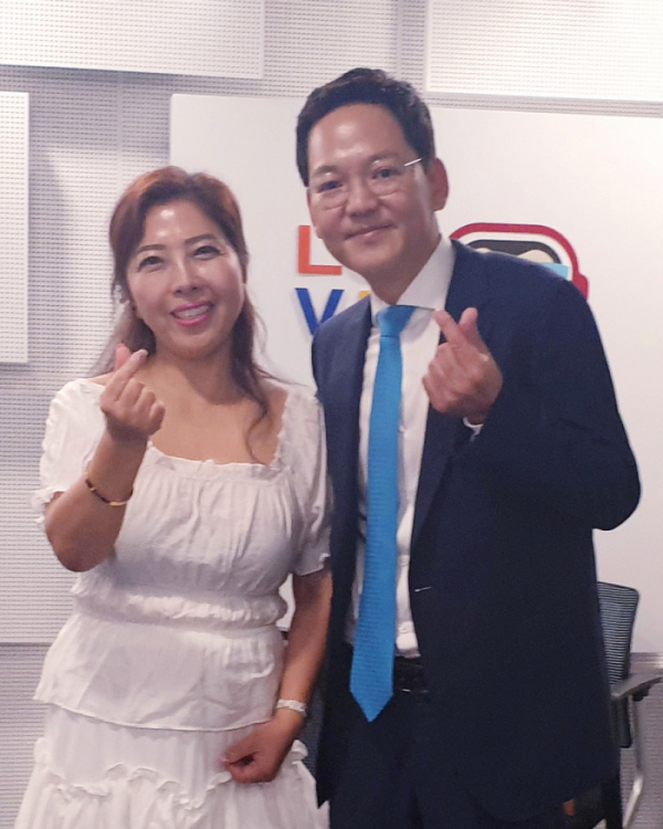 ▲SBS '이숙영의 러브FM'에 출연한 김민우(오른쪽)와 DJ 이숙영(사진제공=SBS)