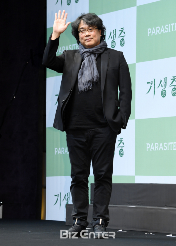 ▲영화 '기생충'으로 아카데미 작품상을 수상한 봉준호 감독이 카메라를 향해 손을 흔들고 있다. (비즈엔터DB)
