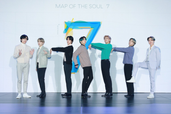 ▲각자의 방식대로 '맵 오브 더 솔: 7'의 '7'을 그린 방탄소년단 멤버들(사진제공=빅히트엔터테인먼트)