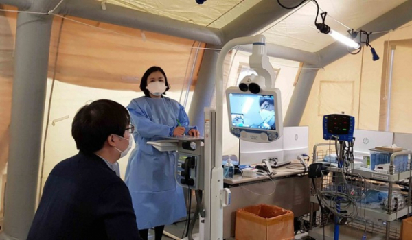 ▲경기 고양시 명지병원에서 의료진이 로봇(RP-Lite V2)을 투입해 원격 진료를 실시하고 있다.  (명지병원)