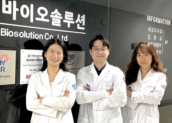 ▲바이오솔루션의 엑소좀 연구팀. 이정선 CTO(왼쪽부터), 김준호·유가은 연구원.