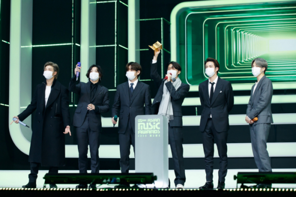▲방탄소년단(방탄소년단 슈가가 어깨 회복을 위해 '2020 마마'에 불참한 가운데, 그룹 방탄소년단(BTS)이 2년 연속 대상 4개 부문을 싹쓸이했다.  방탄소년단은 6일 서울 월드컵 경기장에서 열린 '2020 마마(MAMA, Mnet Asian Music Awards)'에서 지난해에 이어 '올해의 가수', '올해의 노래', '올해의 앨범', '월드와이드 아이콘 오브 )