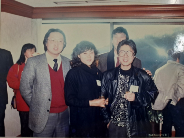 ▲1987년 어떤 행사에서 조용필(오른쪽)과 홍성규 기자(맨 왼쪽)(사진=홍성규 대기자)