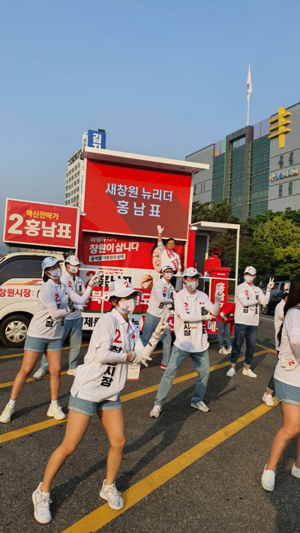 ▲출근길 인사를 펼치고 있는 홍남표 창원시장 후보(사진=홍남표 후보 선대위)