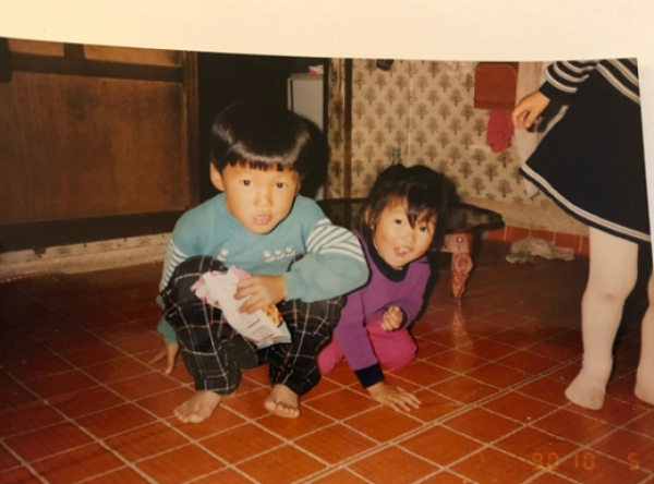 ▲송가인(오른쪽)과 그의 오빠 조성재 어린시절(사진=송가인 인스타그램)