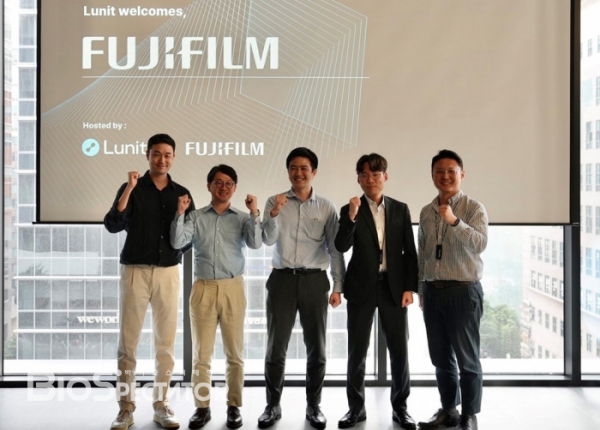▲(from left to right) Minhong Jang (CBO, Lunit), Ryuji Hisanaga (Product Manager, FujiFilm), Kenta Shinohara (Product Specialist, FujiFilm), and Lunit