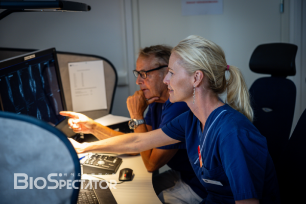▲Dr. Karin Dembrower, Senior Physician at Capio S:t Göran Hospital Mammography Clinic, utilizing Lunit INSIGHT MMG to meticulously analyze mammography images for precise diagnoses