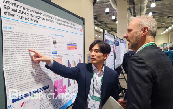 ▲한미약품 R&amp;D센터 김정국 연구원(왼쪽)이 11일(현지시각) 미국 보스턴에서 열린 AASLD에서 MASH 치료 혁신신약으로 개발중인 에포시페그트루타이드의 간 섬유화 개선 효능에 대해 설명하고 있다