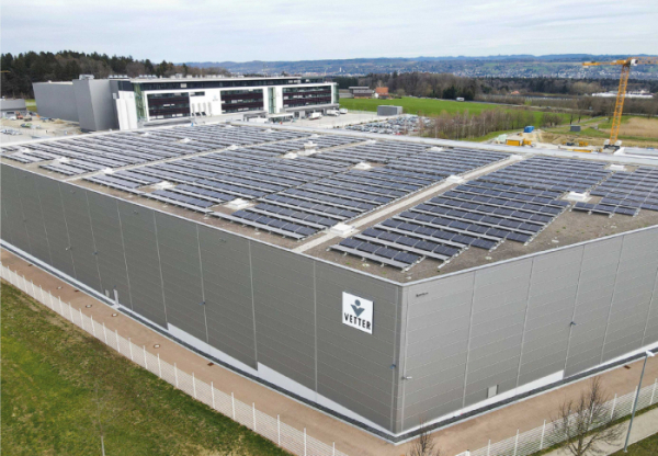▲Vetter Pharma International GmbH의 지붕위에 설치된 1700여개의 태양광 발전 모듈