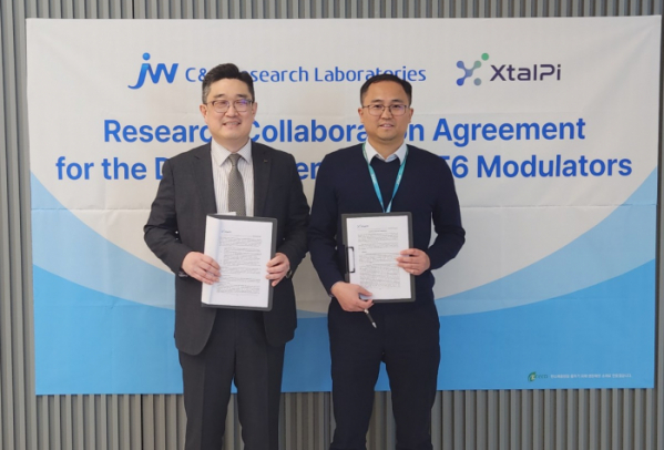 ▲박찬희 C&amp;C신약연구소 대표(왼쪽), 페이유 장(Peiyu Zhang) 크리스탈파이 CSO