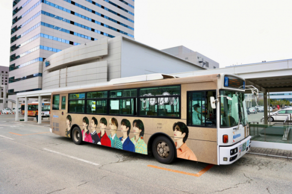 ▲'세븐틴 더 시티' 세븐틴으로 랩핑된 후쿠오카 버스(사진제공=하이브)