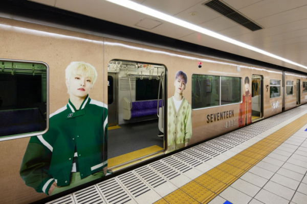▲'세븐틴 더 시티' 세븐틴으로 랩핑된 일본 전철 메이테츠 노선의 특별 열차(사진제공=하이브)