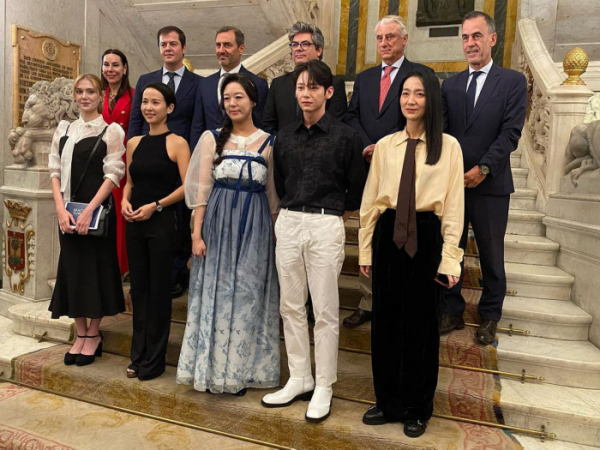 ▲Cho Yeojung(front row, second from left), Danha, Jeon Changha, Kim Joo-ryung become Madrid Tourism's first Asian Global Ambassadors.(Soon Ent.)