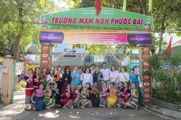 ▲SM엔터테인먼트는 지난해 10월 18일 아티스트 최시원과 베트남 닌투언성에 있는 푸옥 다이 아이 초등학교에 방문해 음악수업에 참관했다.(사진제공=에스엠)