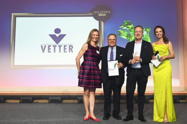 ▲Udo J. Vetter, Chairman of the Advisory Board and member of the owner family(second from left); Peter Soelkner, Vetter Managing Director(third from left)