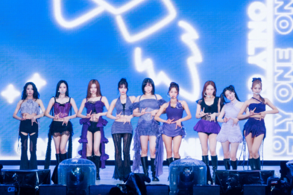 <b>트와이스</b>, 日 <b>닛산</b> 스타디움 공연 성료…150만 관객과 뜨거운 만남