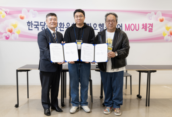 ▲(왼쪽부터) 한국당원병환우회 김은성 회장, 원주세브란스기독병원 소아청소년과 강윤구 교수, 카카오헬스케어 황희 대표 