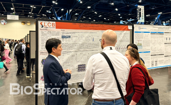 ▲정철웅 리가켐바이오 연구소장이 SITC 2024에서 포스터 발표를 진행하고 있다
