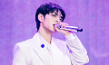 데이식스 도운, 원필 콘서트서 스포트라이트⋯마데 워치 잡고 열창(?)