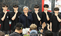엔비디아 젠슨 황, T1 베이스캠프 방문…페이커 포즈 '인증샷' [포토]