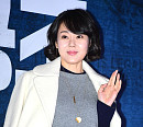 [BZ포토] 김윤진, 월드스타의 우아한 손인사