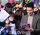 [BZ포토] 조인성, 사인하는 조각상