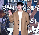 [BZ포토] 김민재, 코트로 멋스럽게~