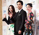 [BZ포토] 송승헌, 左 이영애-右 오윤아에 미소 만발