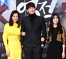 [BZ포토] 윤균상, 두 미녀 사이에서 잇몸 미소~