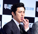 [BZ포토] 고수, 섹시한 입술 쓸기