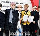 [BZ포토] 막내 정국 졸업 축하하러 온 의리의 방탄소년단